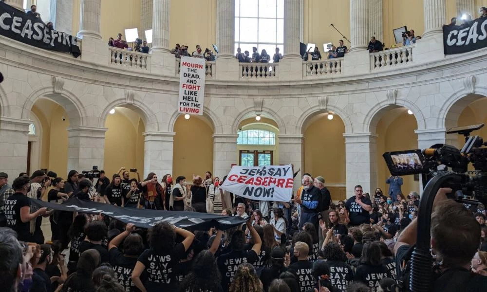 Χάος στο Κογκρέσο: Εισέβαλαν ζητώντας κατάπαυση πυρός στη Γάζα - 400 συλλήψεις Αμερικανοεβραίων